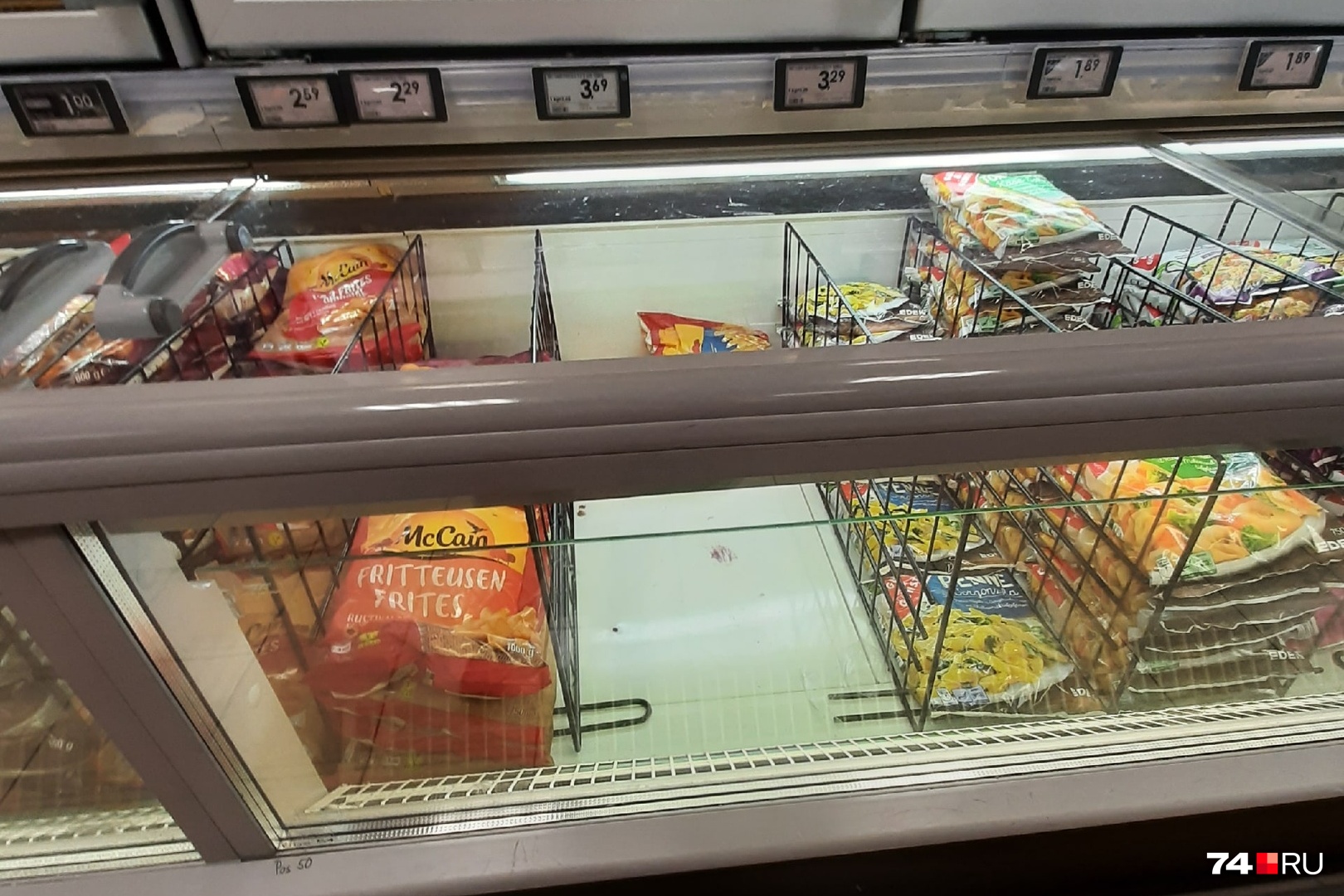Обычно холодильники с замороженной продукцией стоят битком забитые Обычно холодильники с замороженной продукцией стоят битком забитые