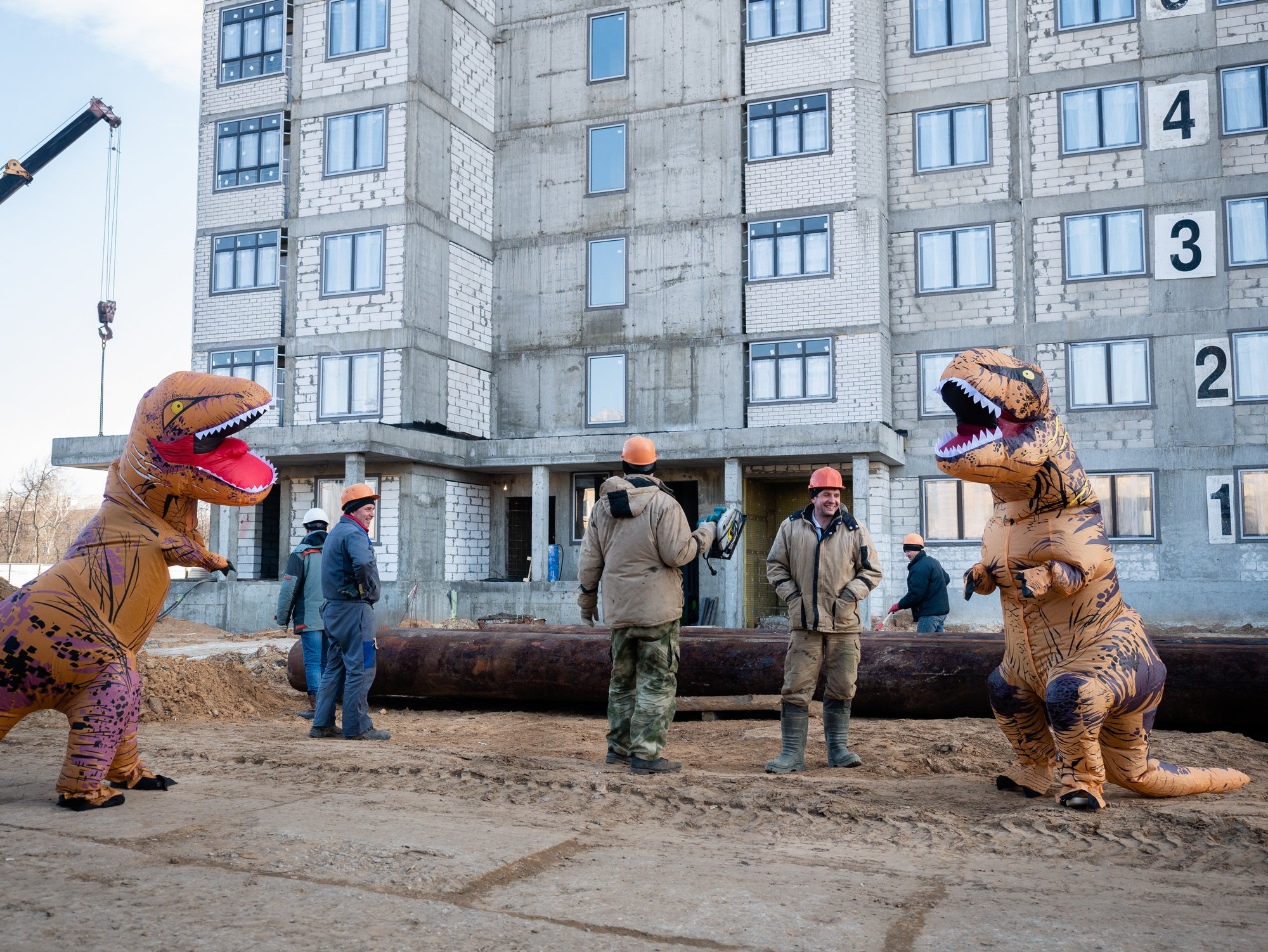 Работают даже тираннозавры: в Нижнем Новгороде застройщик устроил необычную фотосессию
