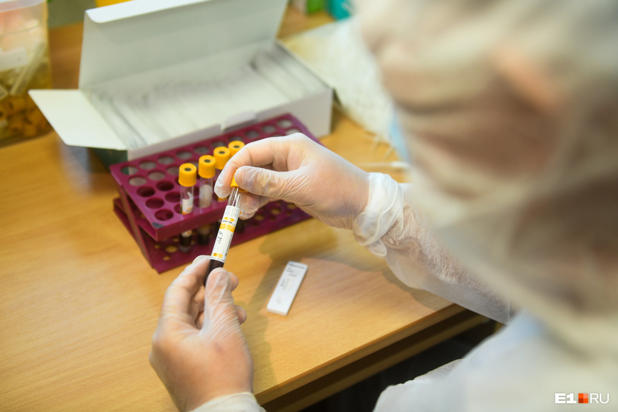 Екатеринбургский эксперт рассказал, что человек может заразиться сразу двумя штаммами коронавируса