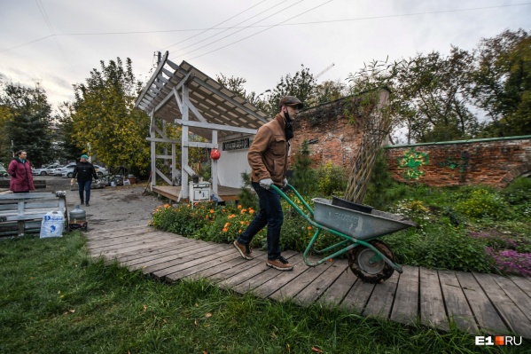 В этом году саду Нурова исполнилось три года В этом году саду Нурова исполнилось три года