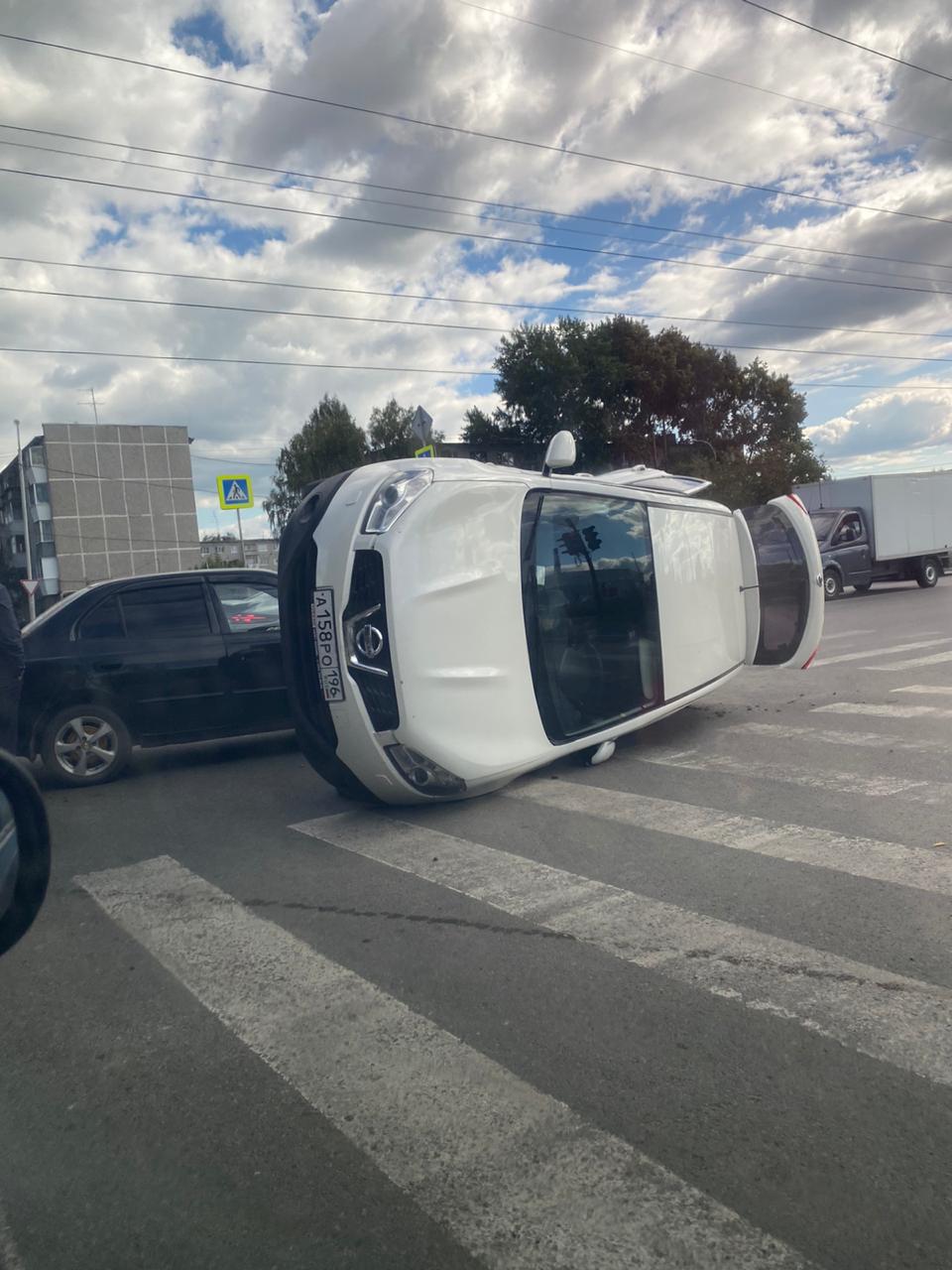 На заднем кресле авто сидела 5-летняя девочка: в Екатеринбурге Nissan столкнулся с Hyundai и перевернулся на бок