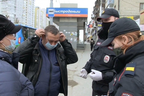 Большинство уральцев, гуляющих по улицам без уважительной причины, отделываются предупреждениями Большинство уральцев, гуляющих по улицам без уважительной причины, отделываются предупреждениями