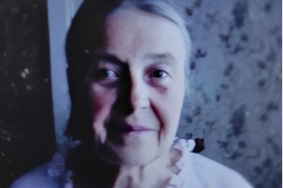 Женщина нуждается в медицинской помощи Женщина нуждается в медицинской помощи