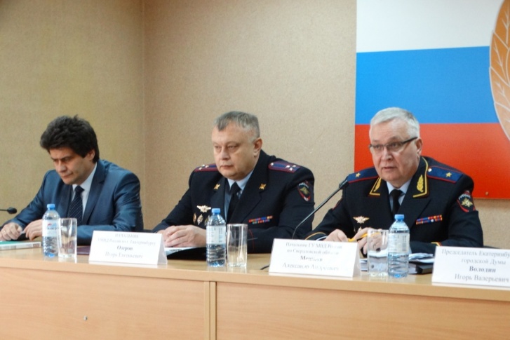 На фото в центре — новый начальник городской полиции На фото в центре — новый начальник городской полиции