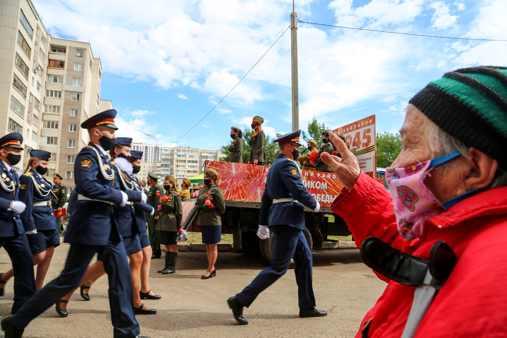 Парад с фотографиями ветеранов