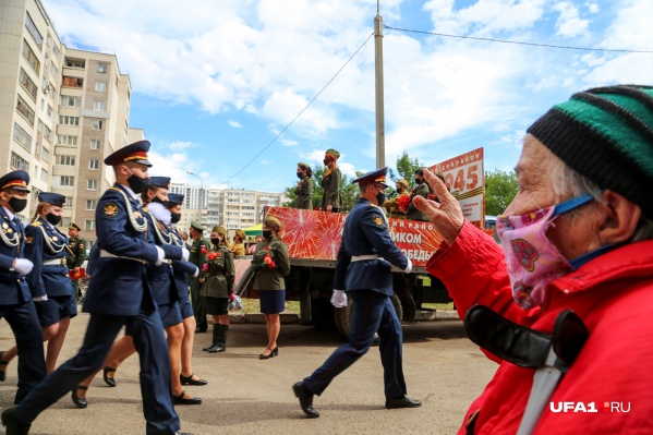 Горожане смогли увидеть парад военных и проезд ретроавтомобилей Горожане смогли увидеть парад военных и проезд ретроавтомобилей