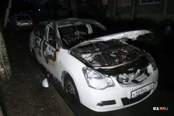 Оба авто облили горючей жидкостью Оба авто облили горючей жидкостью