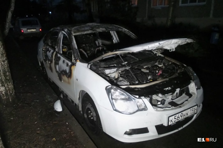 Оба авто облили горючей жидкостью Оба авто облили горючей жидкостью