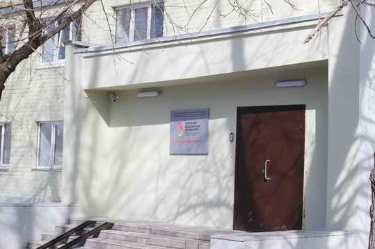Всего в здании живут несколько сотен человек Всего в здании живут несколько сотен человек