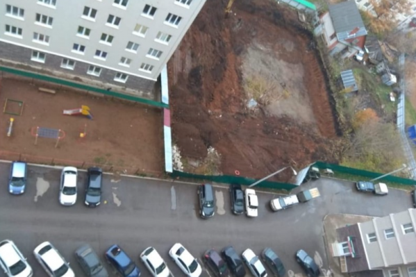 Жители просят засыпать котлован и сделать на его месте детскую площадку Жители просят засыпать котлован и сделать на его месте детскую площадку
