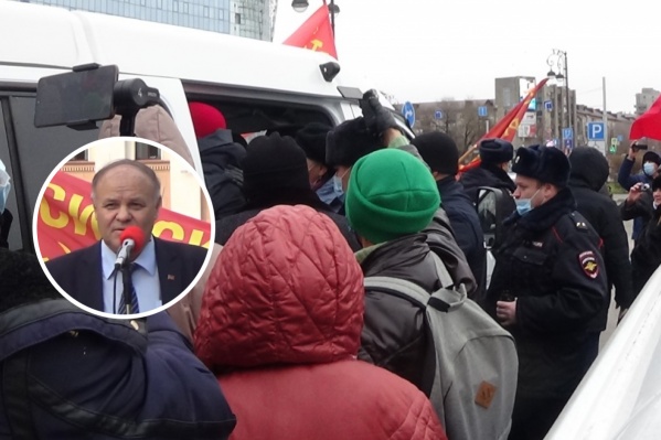 Акция в честь годовщины Октябрьской революции началась с задержаний Акция в честь годовщины Октябрьской революции началась с задержаний