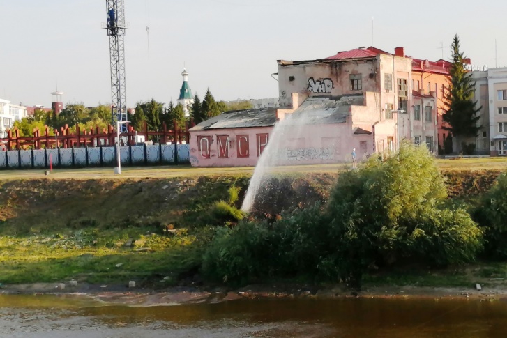 Водой заливает пешеходную дорожку на берегу Оми Водой заливает пешеходную дорожку на берегу Оми
