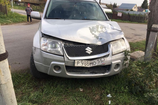 От удара у автомобиля погнулся капот От удара у автомобиля погнулся капот