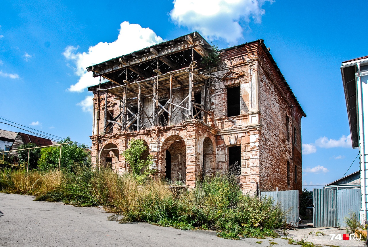 Рядом красивое, но запущенное здание Рядом красивое, но запущенное здание