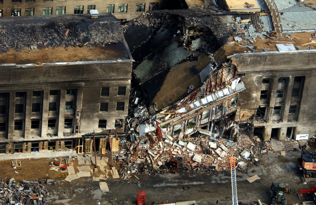 Одно крыло Пентагона разрушилось от взрыва и огня