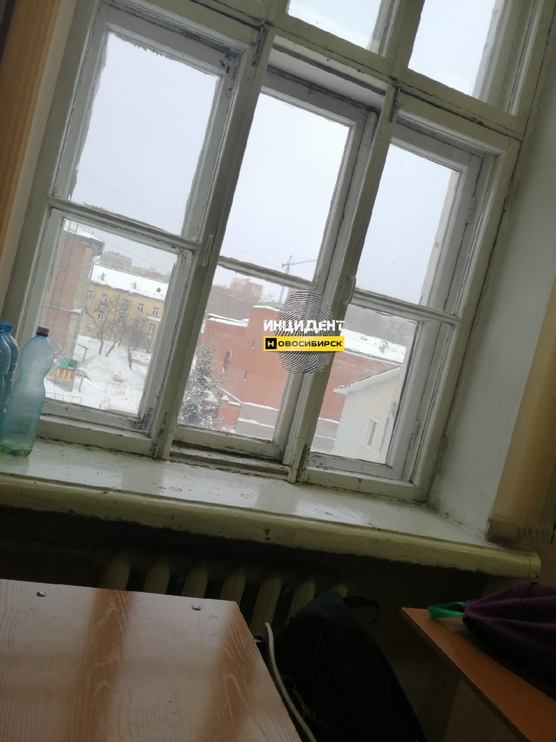 Фото выпавшей рамы попало в соцсети Фото выпавшей рамы попало в соцсети