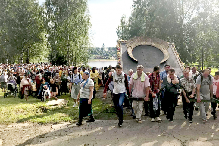 По словам очевидцев, на мероприятии собралось около тысячи человек По словам очевидцев, на мероприятии собралось около тысячи человек