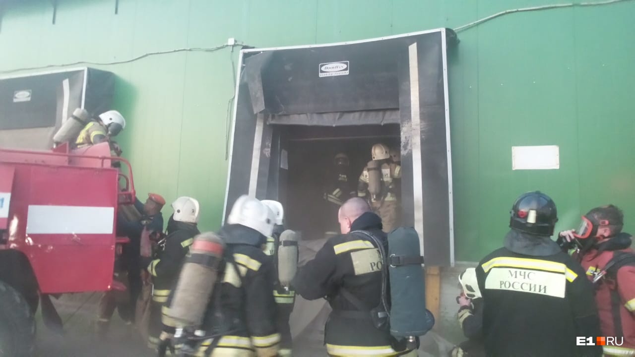 «Со всех щелей валит дым»: пожарные несколько часов искали очаг возгорания в горящем складе на Шарташе