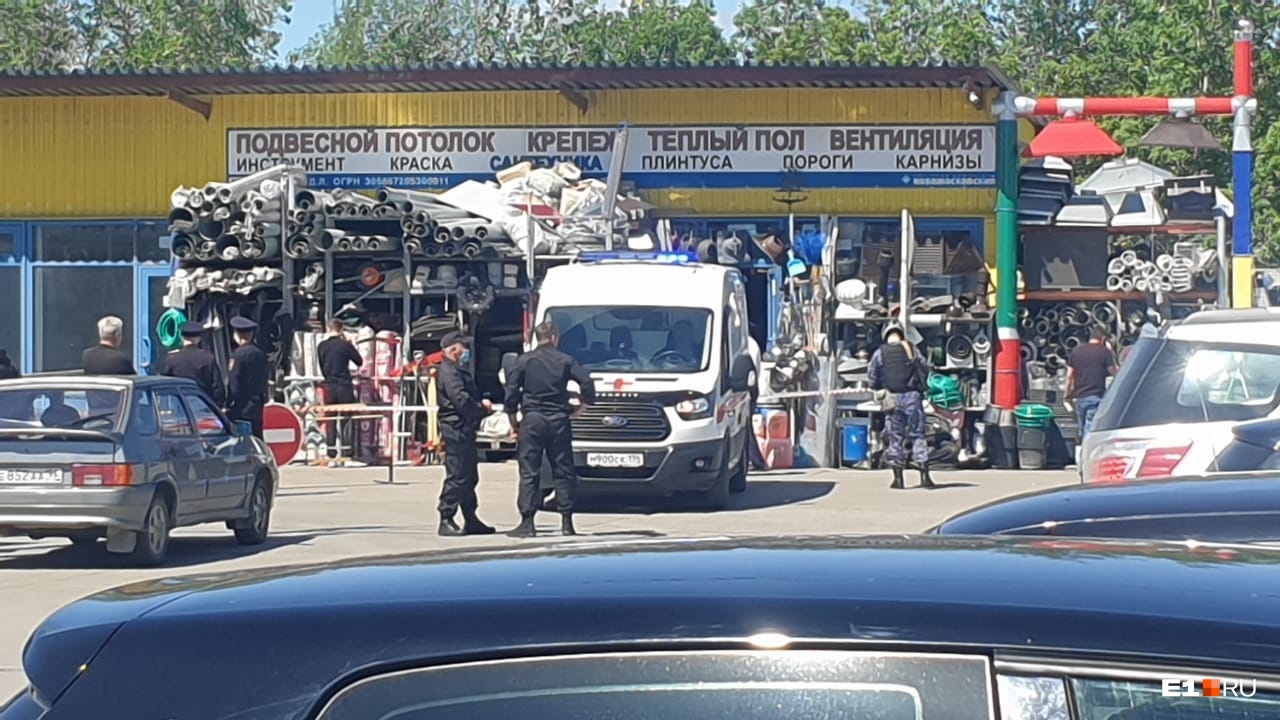На Новомосковском рынке устроили перестрелку: ОМОН выставил оцепление, приехали следователи