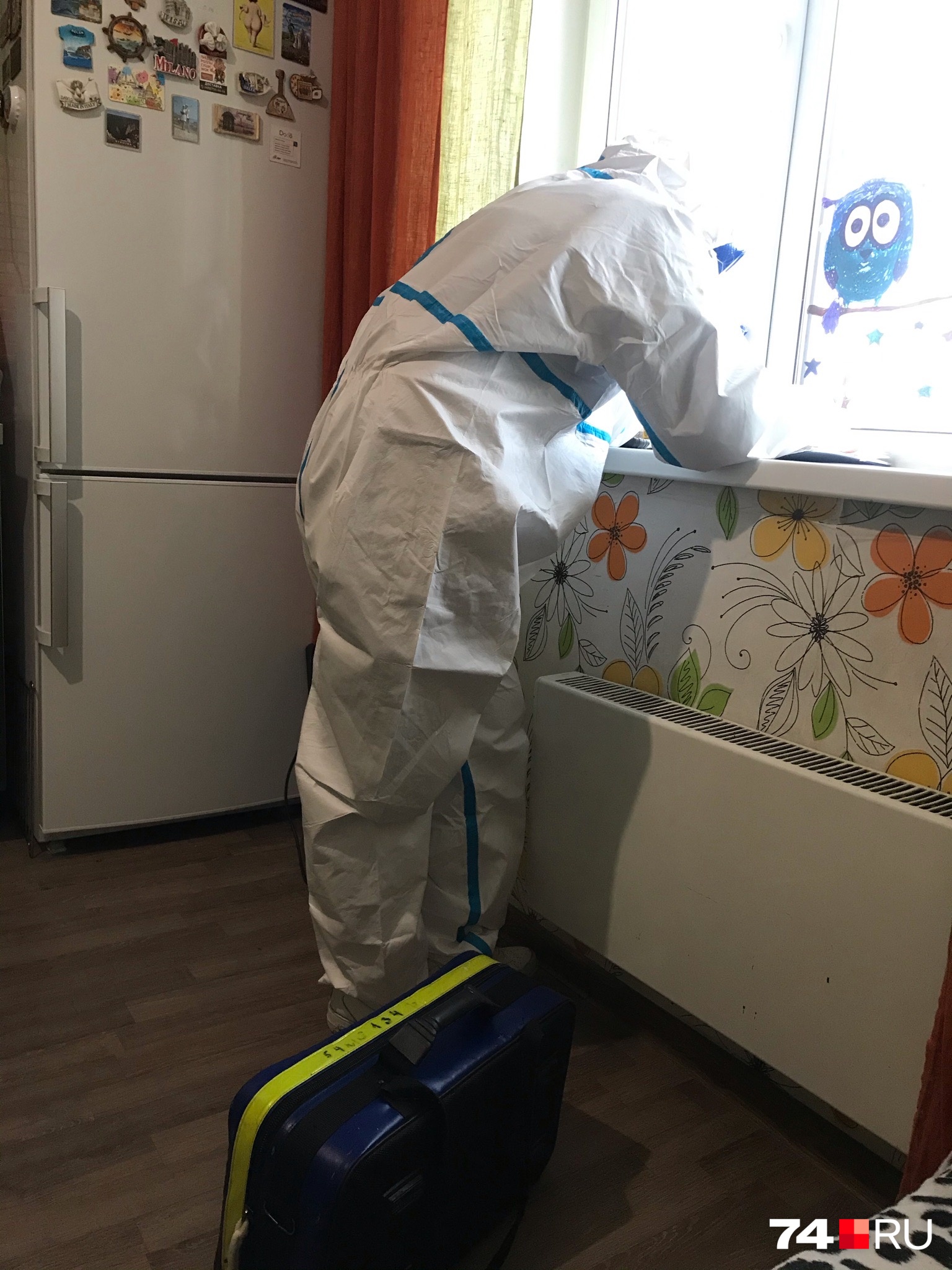 В Москве участковые терапевты приходят на вызов к пациентам в таких защитных костюмах В Москве участковые терапевты приходят на вызов к пациентам в таких защитных костюмах