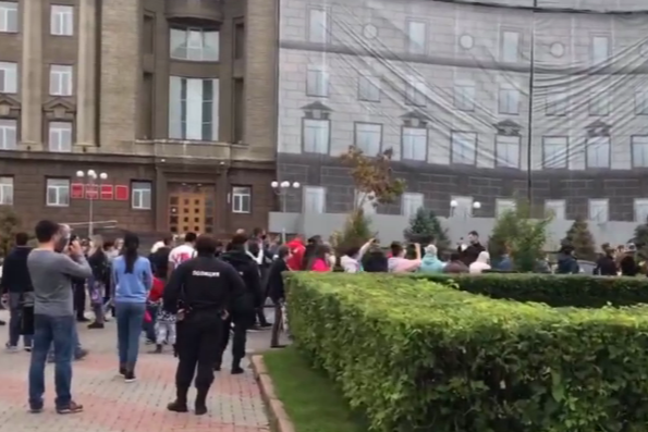 Люди вышли на митинг около 12:00 Люди вышли на митинг около 12:00 