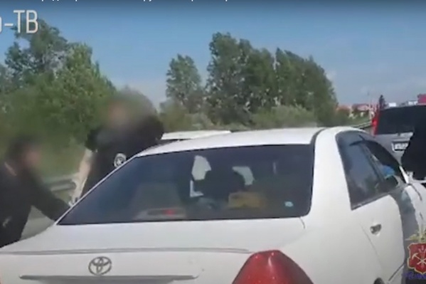 Автомобиль пенсионерки задержали бойцы спецназа Автомобиль пенсионерки задержали бойцы спецназа
