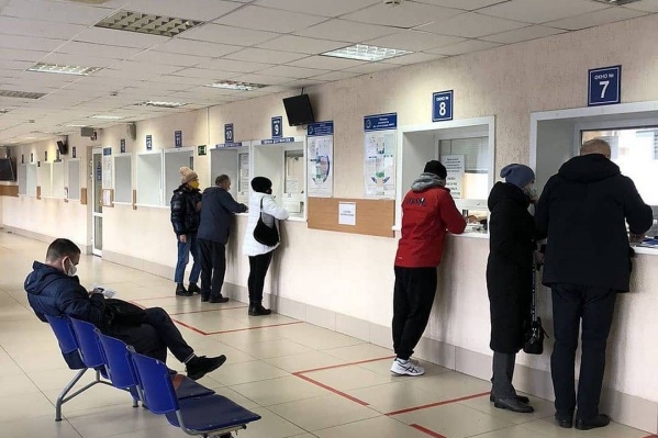 При получении услуг в порядке живой очереди горожан просят соблюдать меры по профилактике коронавируса При получении услуг в порядке живой очереди горожан просят соблюдать меры по профилактике коронавируса