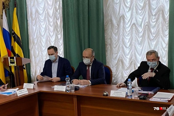 О своей отставке Валерий Астраханцев (в центре) заявил во время заседания городской думы О своей отставке Валерий Астраханцев (в центре) заявил во время заседания городской думы