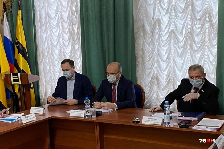 О своей отставке Валерий Астраханцев (в центре) заявил во время заседания городской думы О своей отставке Валерий Астраханцев (в центре) заявил во время заседания городской думы