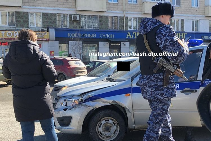 ДТП произошло на проспекте Октября около перекрестка с улицей Бабушкина ДТП произошло на проспекте Октября около перекрестка с улицей Бабушкина