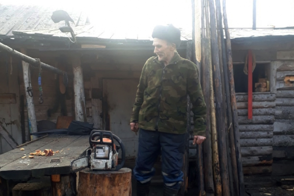 Мужчина ждал в избе, когда изменится погода Мужчина ждал в избе, когда изменится погода