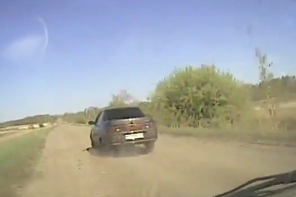 Сотрудникам ДПС пришлось дважды выстрелить по колесу автомобиля, чтобы он остановился Сотрудникам ДПС пришлось дважды выстрелить по колесу автомобиля, чтобы он остановился