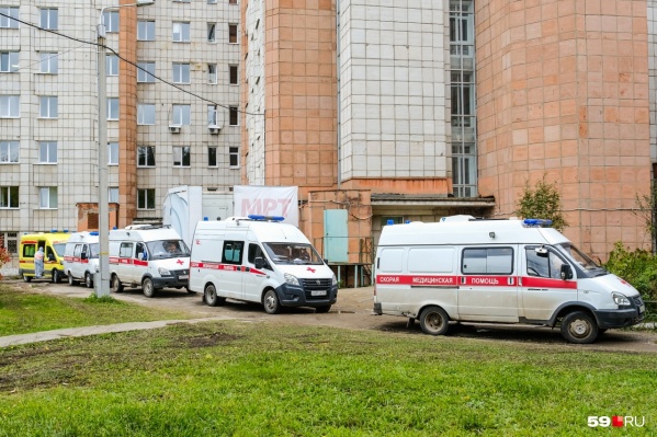 Увеличить число больниц, где делают КТ, решили из-за очередей. Такая, например, была на днях в госпиталь ветеранов Увеличить число больниц, где делают КТ, решили из-за очередей. Такая, например, была на днях в госпиталь ветеранов