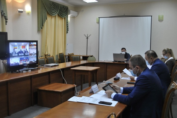 Власти решили, что нужно сильнее контролировать соблюдение масочного режима и социального дистанцирования, а также запретить массовые мероприятия на объектах потребительского рынка Власти решили, что нужно сильнее контролировать соблюдение масочного режима и социального дистанцирования, а также запретить массовые мероприятия на объектах потребительского рынка