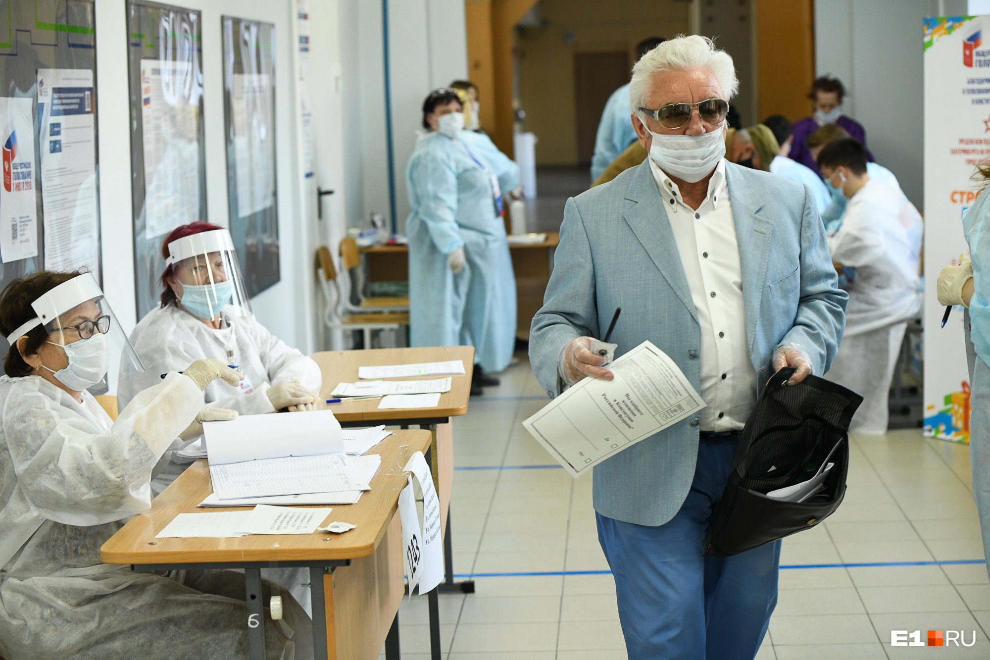 Стерильное голосование: фоторепортаж с избирательных участков в Екатеринбурге