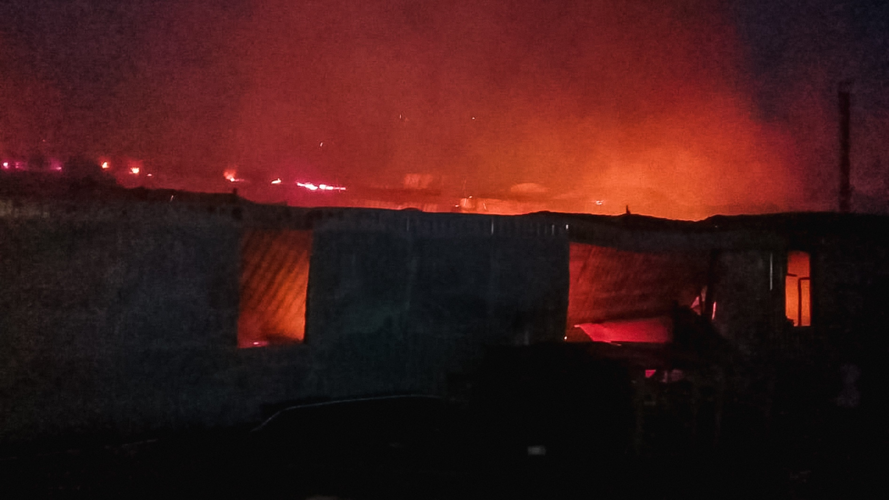 В Надеждино восемь часов тушили пожар — сгорели 600 кур