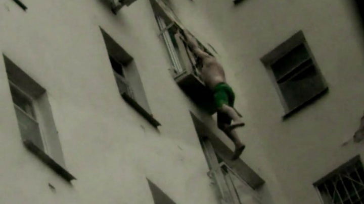 В Нижнем Новгороде драгдилер пытался сбежать от полицейских, слезая по балконам