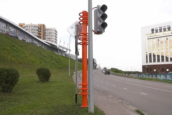 Недавно мэрия установила светофор на выезде из «Кемерово-Сити» на Притомском