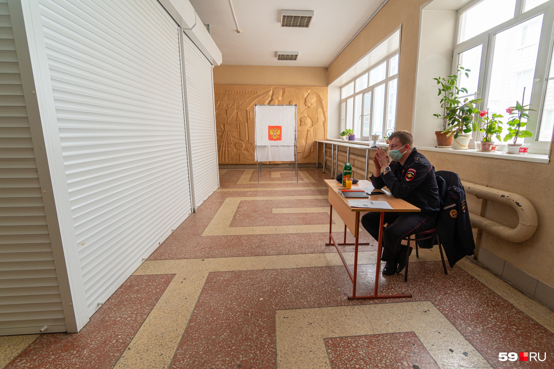 Полиция контролирует порядок на участках Полиция контролирует порядок на участках