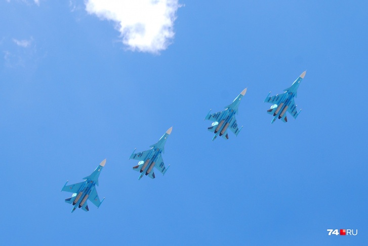 Скоротечное авиашоу из-за введённого режима повышенной готовности заменило традиционный парад Победы Скоротечное авиашоу из-за введённого режима повышенной готовности заменило традиционный парад Победы