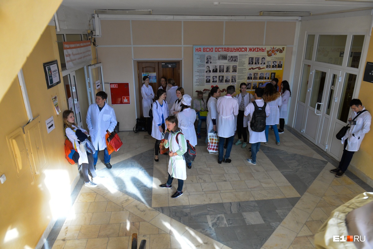 Свердловская область выпускает более 3700 медиков в год, но их всё равно не хватает. Куда они деваются?
