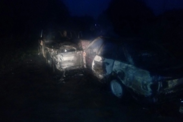 Автомобили полностью уничтожены огнем Автомобили полностью уничтожены огнем