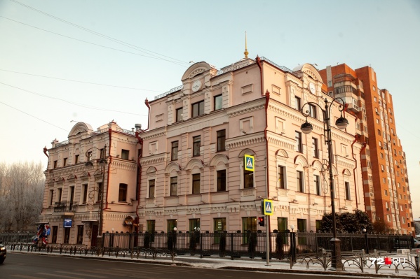 В здании сегодня открыто две организации, одна — накормит людей пельменями В здании сегодня открыто две организации, одна — накормит людей пельменями