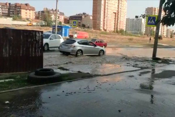 На улице прорвало крупную трубу На улице прорвало крупную трубу
