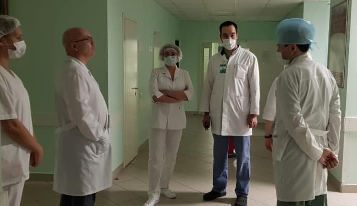 Муж медсестры, застрявшей в РКБ имени Куватова: «Они без еды с 6 апреля и спят в халатах»