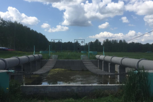 Грязную воду из-за талых вод пришлось убирать из одного из препятствий для разведчиков Грязную воду из-за талых вод пришлось убирать из одного из препятствий для разведчиков
