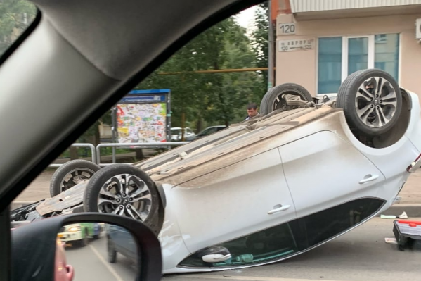 Перевёрнутый автомобиль перекрыл проезжую часть Перевёрнутый автомобиль перекрыл проезжую часть
