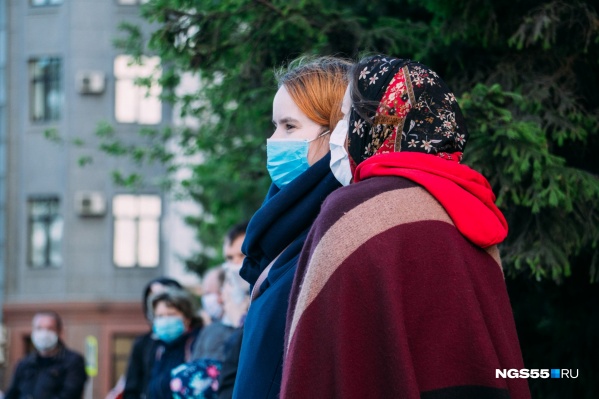 Несмотря на снятие большей части ограничений, необходимость в ношении масок в супермаркетах и общественном транспорте сохраняется Несмотря на снятие большей части ограничений, необходимость в ношении масок в супермаркетах и общественном транспорте сохраняется