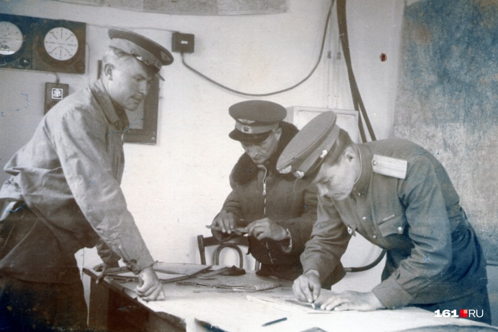 На фото, сделанном в 1944 году, Валентин Макеев (справа) готовится к боевому вылету На фото, сделанном в 1944 году, Валентин Макеев (справа) готовится к боевому вылету