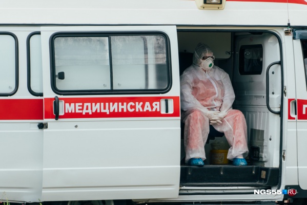 Медики, которые лечат ковидных больных, должны получать два вида выплат — за особые условия труда и особо важную работу Медики, которые лечат ковидных больных, должны получать два вида выплат — за особые условия труда и особо важную работу